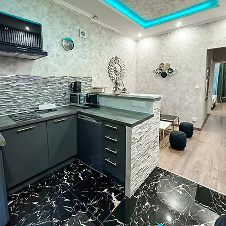 De Luxe A * Лион
